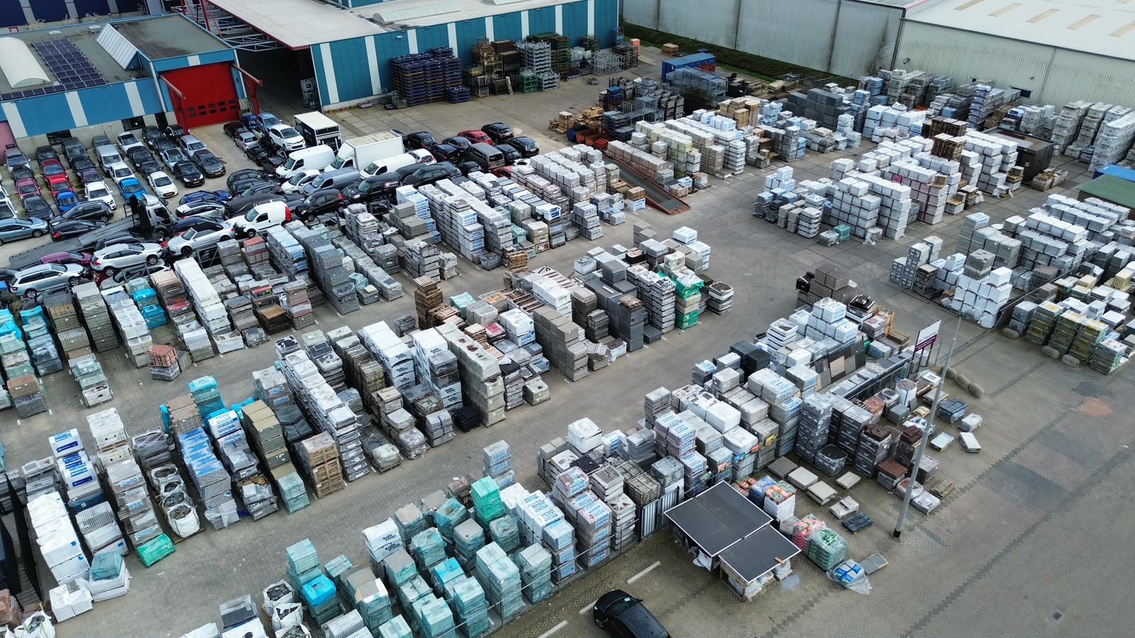 Luchtfoto van het buitenterrein van DB Trading in Waardenburg, met duizenden pallets sierbestrating